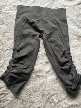 Lululemon In the Flow Crop Seamless Knee Length Gray Yoga Training Leggings 6